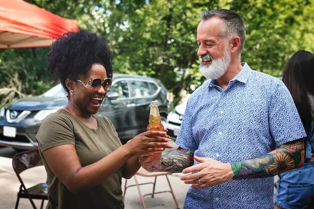 テールゲートパーティーで友人たちがビールを飲んでいる